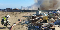 13 пожарных привлекли к тушению пожару на полигоне ТБО в Долинске - News.Astv.Ru
