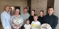 Отделение Соцфонда назначило многодетной челябинке ежемесячную выплату после присвоения звания «Мать-героиня» - Социальный фонд России