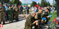 Седые ветераны и молодые парни склонили головы, вспоминая тех, кто погиб на полях сражений ради Родины. Фото: Миляуша Сиразетдинова, «Красное знамя Нефтекамск». - Красное Знамя