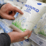 Узнала, зачем продавцы стучат по молоку - странный совет, но логика в нем есть. Теперь делаю так же - Prochepetsk.ru