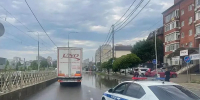 Движение транспорта перекрыто из-за подтопления дороги на участке улицы Московской в Краснодаре - Кубанские Новости