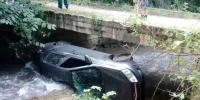 Пьяный водитель свалился на машине в реку возле Замка коварства в Кисловодске - ATVmedia.Ru