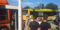 Сбито зеркало, люди в шоке: частный и муниципальный автобусы устроили гонки за пассажиров на улице Морской, - очевидцы - Bloknot-Volgodonsk.Ru