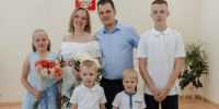 В Кондопоге пара с четырьмя детьми отметила хрустальную свадьбу - StolicaOnego.Ru