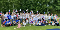 Участники ГТО позируют с плакатом. - Козельский район