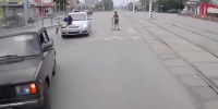 В Ачинске на пешеходном переходе сбили 16-летнего самокатчика - Комсомольская Правда