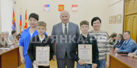 Глава города Владимир Оврашко и юные герои со своими мамами. /ФОТО: пресс-служба администрации г.о. шуя. - Шуйские Известия