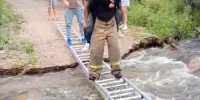 Спасатели выручили 13 человек, включая 7 детей, с подтопленного пляжа в Приморье - Otvprim.Ru