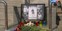 Болельщики ХК «Амур» принесли цветы к стихийному мемориалу в память об экс-вратаре Алексее Мурыгине - ГТРК Дальневосточная