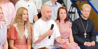 Подгузники вместо ночных клубов: священник и экс-рокер на ток-шоу «ЧЕГО ЖДЁМ?» сошлись во мнении - Область 45