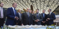 Михаил Мишустин и Герман Греф в Республике Алтай / Фото: пресс-служба Сбера - ИА Амител
