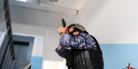 Сотрудники вневедомственной охраны задержали астраханца, пытавшегося проникнуть в чужую квартиру - Росгвардия