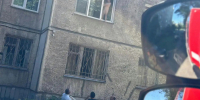 В Челябинске сотрудники МЧС сняли маленькую девочку с окна многоэтажки - Pchela.News