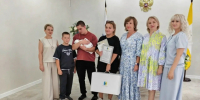В Кировском округе продолжается вручение наборов для новорожденных.. - Кировский муниципальный округ