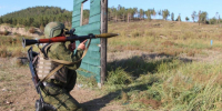 Военный стреляет из гранатомета на полигоне. - Козельский район