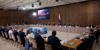 На фотографии изображено совещание по вопросу развития отечественного туризма и индустрии гостеприимства, которое прошло в Республике Алтай. Источник Официальный сайт Алтайского края.. - Администрация Алтайского района