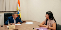 Александр Хинштейн на приеме граждан помог участникам СВО и жителям приграничья - РИА Курск