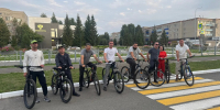 Глава района Роберт Искандаров на велосипедном объезде проверяет состояние велодорожек в Менделеевске. - Менделеевские новости