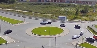 Два автомобиля столкнулись на перекрестке улиц Западной и Кузбасской Дивизии в Пскове. ВИДЕО - Pln-Pskov.Ru
