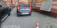 В Йошкар-Оле 7-летняя девочка выбежала на дорогу из-за припаркованного автомобиля и угодила под иномарку - Pg12.Ru
