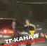 женщина бросается под колеса автомобилей у трц Премьер - РИА 7 Новостей