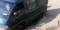 В Улан-Удэ спасают провалившийся в яму автомобиль - ВостокТелеИнформ