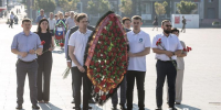 В День освобождения города белгородцы несут цветы к мемориалу «Скорбящая мать» - БелПресса