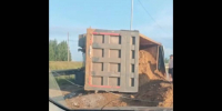 Самосвал с песком опрокинулся на бок у платной трассы в Татарстане - ИА Татар-информ