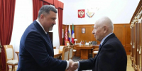 Фёдор Щукин поздравил первого президента Дагестана Муху Алиева с днём рождения - Дагестанская правда