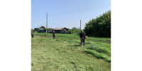 В МКУ "Восточный территориальный отдел" продолжаются работы по окашиванию сорной растительности на общественных пространствах и обочинах дорог. - Шатровский муниципальный округ