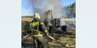 Едва не сгорел на работе: под Тверью пожарные потушили трактор - Газета Вся Тверь