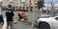 (видео) Водитель «Гранты» сбил толпу пешеходов в Омске - TltGorod.Ru