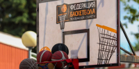 Баскетбольное кольцо с сеткой и надписью «Федерация баскетбола Челябинской области». Под кольцом висят мячи., Изображение. - U74.Ru