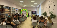 Современное оборудование позволяет библиотекарям проводить виртуальные экскурсии, создавать видеопроекции на стены и организовывать онлайн-викторины. - Новгородские Ведомости