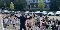 В «Лесной поляне» и ДДТ Ставрополя дети участвовали в «Зарядке со стражем порядка» - Вечерний Ставрополь