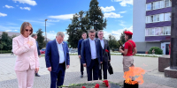 Глава района Ленар Нургаянов, депутаты Госдумы РФ Альфия Когогина и Анатолий Иванов, председатель Госкомитета РТ по закупкам Марат Зиатдинов приняли участие в возложении цветов к Вечному огню - Агрызские вести