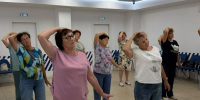 Правильной и полезной разминке научила благовещенских пенсионерок фитнес-тренер - Единая Россия