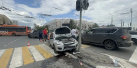 На Ленинградской площади пенсионер на "Ладе" въехал в "островок безопасности" и травмировал семерых человек - Вечерний Омск