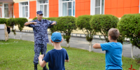Сотрудники Росгвардии провели утреннюю зарядку в курганском социальном центре - Росгвардия