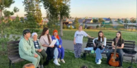 В парке им. Г. Бухараева прошел музыкальный вечер под открытым небом. Гитарные аккорды, закат, улыбки прохожих — именно так мы представляем себе идеальное лето в нашем районе. - Миякинский район