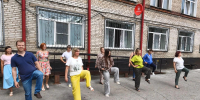 В преддверии Дня физкультурника сотрудники нашей больницы вышли на утреннюю зарядку. - Городская больница