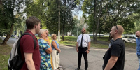 Вчера и.о. главы управы района Котловка Алексей Борзунов провёл выездное рабочее совещание по контролю за состоянием дворовых территорий и подъездов. - Район Котловка