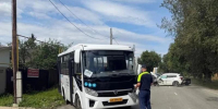 Под Екатеринбургом легковушка влетела в автобус с пассажирами - EaNews.Ru