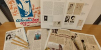 книги, карандаши,раскрытые журналы, тюбики с краской - Научная библиотека
