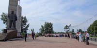 В сквере Первостроителей, у памятника первому начальнику Братскгэсстроя Ивану Наймушину состоялся торжественный митинг, посвященный Дню строителя - Администрация г. Братск