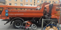В Калининграде на Калинина КАМАЗ при развороте сбил водителя скутера - Kgzt.Ru