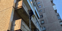 Тагильские спасатели проникли в квартиру через балкон, чтобы помочь пенсионерке  - Между Строк