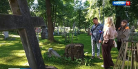 Студенты-историки Пермского педагогического изучают старинные надгробия на Егошихинском некрополе - ПГГПУ
