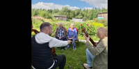 В удалённом селе Югры в огороде у пожилой пары дали концерт всемирно известные музыканты - РИЦ Югра