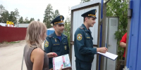 Представители молодёжного совета противопожарной службы города Муравленко инициировали проведение профилактических бесед с дачниками садового товарищества «Дружба». - МЧС